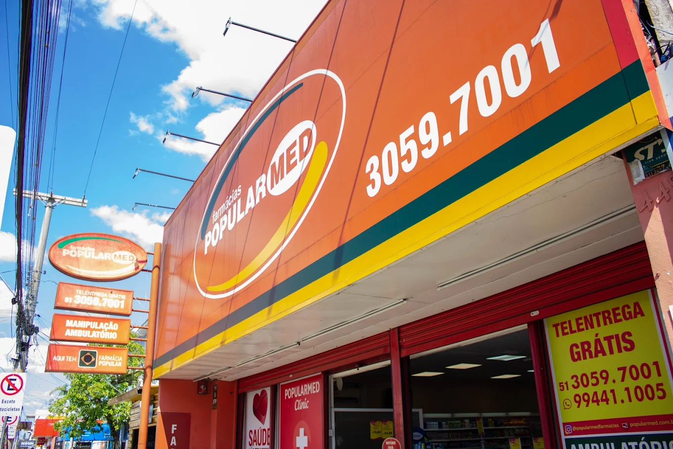 Corredor de medicamentos na Popularmed Niterói, Canoas/RS, com acesso fácil aos itens do dia a dia.